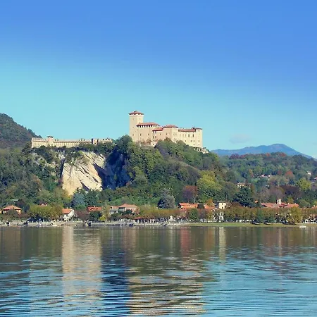 Located On The Shores Of Lake Maggiore Tatil Evi *