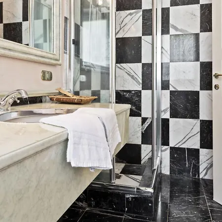Located On The Shores Of Lake Maggiore Vakantiehuis